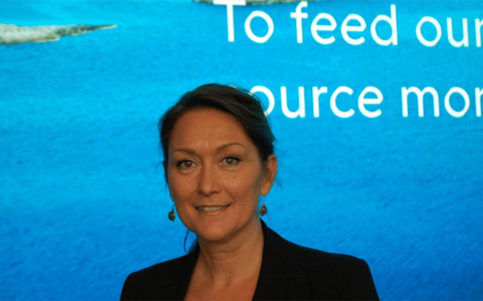 Solveig van Nes formidler engasjert om oppdrettsnæringen for interesserte skoleelever.