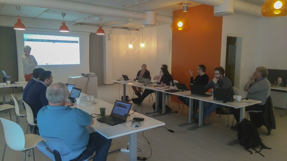Chapman underviser deltakarar i Nyskapingsparken. Foto: Thomas Teige Sporheim