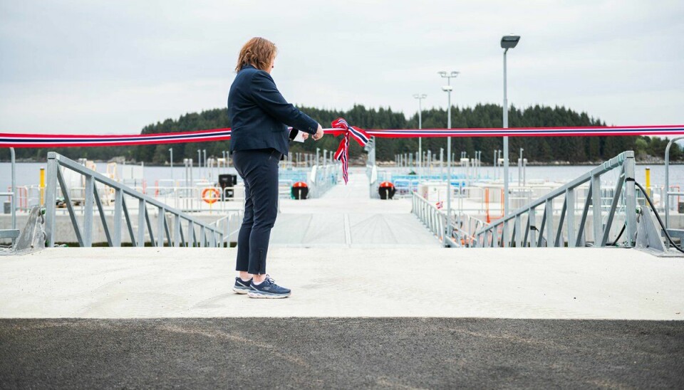 Statssekretær Kristina Hansen klipper snoren og åpner offisielt sjøanlegget i Austevoll.