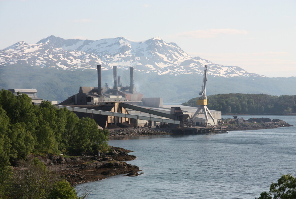 Her ved Finnfjord smelteverk planlegger man å benytte CO2 i avgassene fra produksjonen til å dyrke mikroalger.