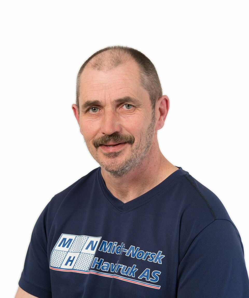Per Helge Westermann fra Midt-Norsk Havbruk sier de har mer kontroll over fôring og fisk etter at de tok i bruk fjernfôring. Foto: Midt-Norsk Havbruk