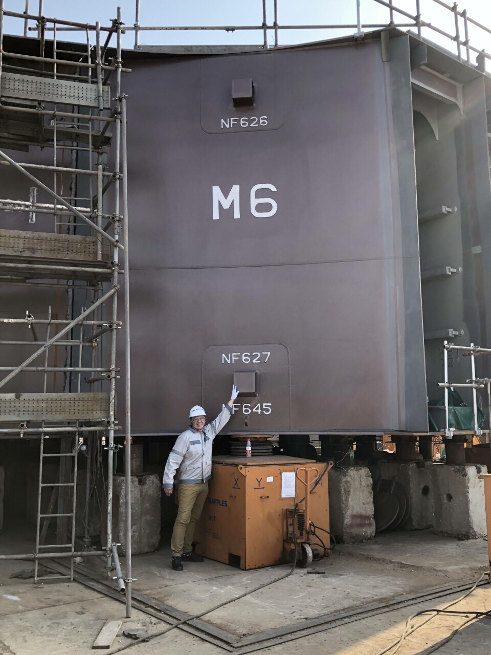 Prosjektleder for Havfarm 1 Torgeir Torgersen, her avbildet foran Havfarmen da den ble bygget på verft i Kina. Foto: NSK Ship Design.