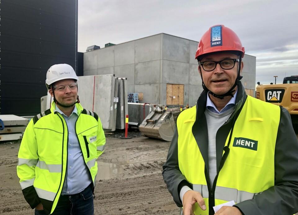 Senja: Fiskeri- og sjømatminister Odd Emil Ingebrigtsen med fabrikksjef Jørn Tore Fjellstad i SalMar ved oppdrettsselskapets nye lakseslakteriet og prosesseringsanlegg som skal stå klart neste år. Foto: NFD.