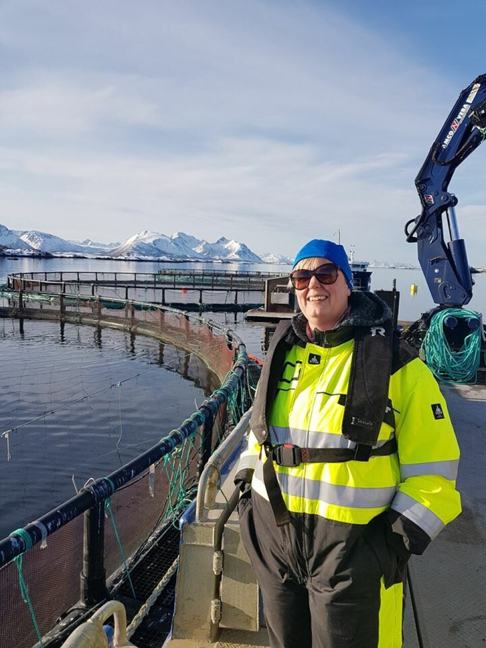 Eva Maria Kristoffersen på merdkanten. Foto: Leif N Pedersen.