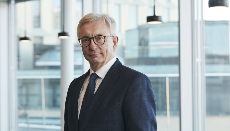 Riksrevisor Karl Eirik Schjøtt-Pedersen bruker begrepet 'kritikkverdig' om myndighetenes arbeid med fiskhelse og fiskevelferd i havbruksnæringen. Det er det nest høyeste kraftutrykket en riksrevisor kan komme med.