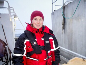 Forsker Kari Olli Helgesen fra Veterinærinstituttet her ute i båt. Foto: Peter Mallinson. 