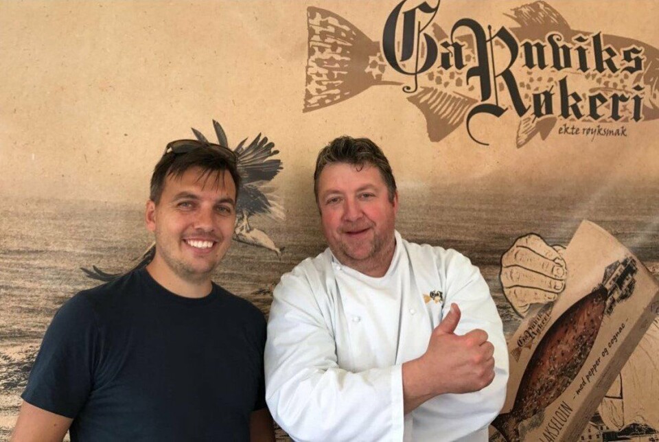 Lars Klungreseth t.v i Sjømatbedriftene sier hans viktigste jobb er å være støttespiller for medlemmene deres og kjempe for deres rettigheter. Her er fagsjefen avbildet med Vidar Garnvik t.h i Garnvik røykeri, som er medlemsbedrift hos Sjømatbedriftene. Foto: Privat.