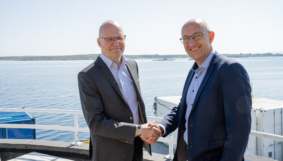 Konsernsjef Roger Sørensen (t.v.) i Åkerblå blir nå en del av DNV etter at det verdensledende norske selskapet tar over det Frøya-baserte konsernet. Til høyre adm.dir. Geir Fuglerud i Supply Chain & Product Assurance i DNV.