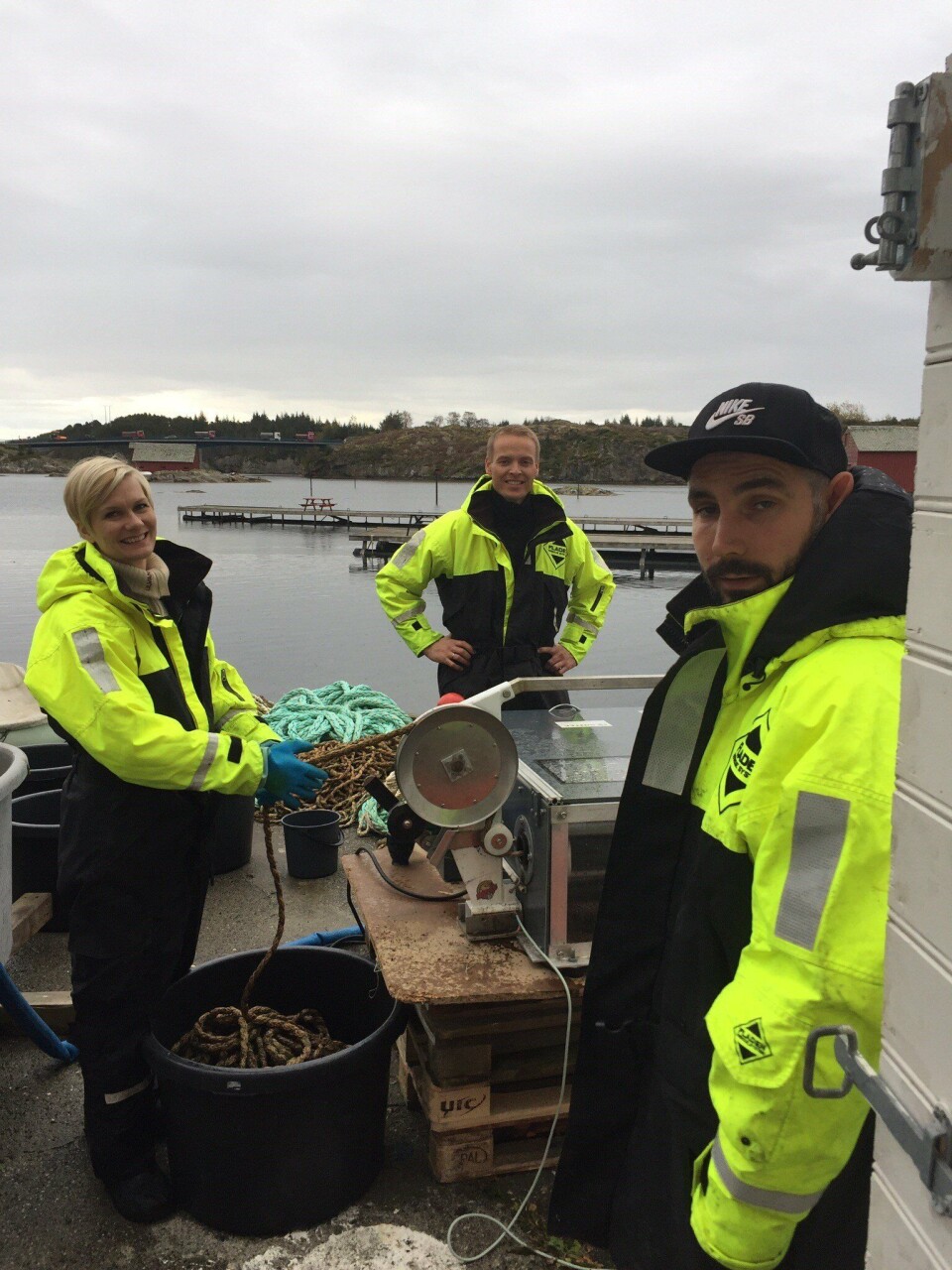 Fra venstre står Silje Forbord fra Sintef, som er prosjektansvarlig for prosjektet Nymat. I midten av bildet er Aleksander Handå også fra Sintef, og til høyre står Christian Skår. Foto: Edvin Andre Skår.