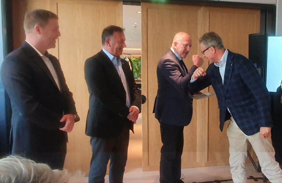 Utdeling av Sip of the year pris i Bergen. F.h: Fiskeri- og sjømatminister Odd Emil Ingebrigtsen, Odd Einar Sandøy, daglig leder Rostein, Jarle Gunnarstein, daglig leder Larsnes Mek Verksted og Per-Jørgen Silden, daglig leder Skipskompetanse AS. Foto: Rostein.