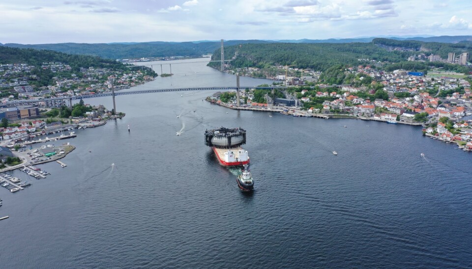 «Marine Donut» har passert Breviksbroa. «Marine Donut» har passert Breviksbroa.
