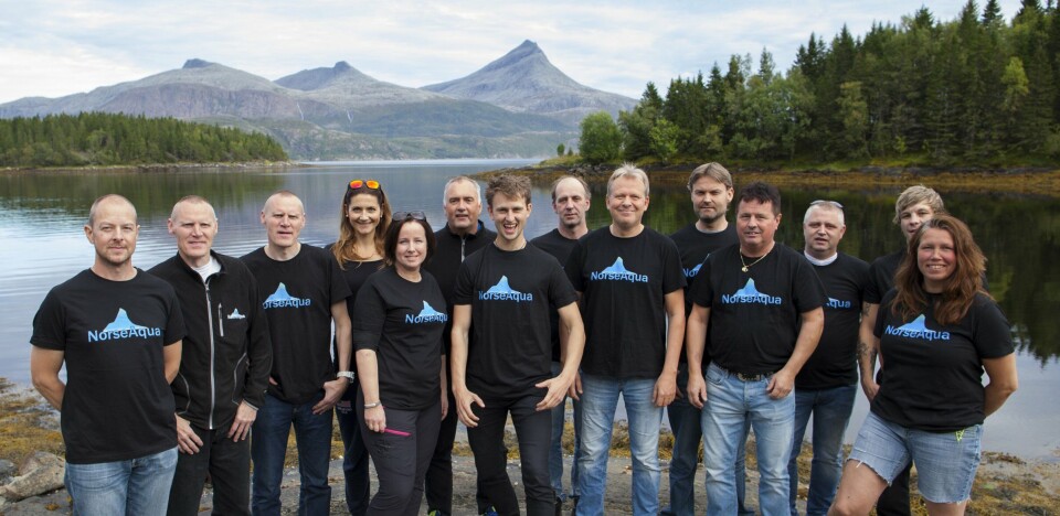NorseAqua-laget består av ti fastansatte samt tilkallingsvikarer. Fra venstre: Lars Magnus Alstad, Stig Vikestad, Sten Vikestad, Karoline Skaar Amthor, May Helen Lidsetmo, Sveinung Kristiansen, Lars Berg-Hansen, Edgar Kristiansen, John Åge Rønningen, Allan Vikestad Jensen, Dag Lande, Odd Ivar Vikan, Frank Råum og Nina Kristiansen. Foto: Eystein Fiskum Hansvik.