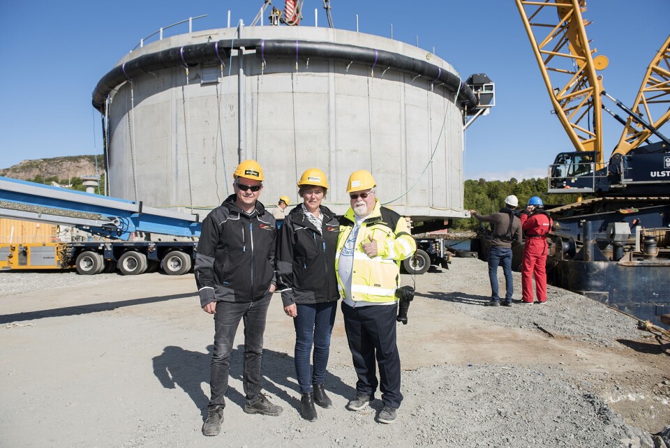 Mikal Eines i Smølen Handelskompani (t.v.), gudmor Randi Eines og gründer Per Helge Pedersen i Fishfarming Innovation hadde en stor dag da betongtanken ble sjøsatt. Foto: : Jon-Are Berg-Jacobsen/Vest Vind Media?.