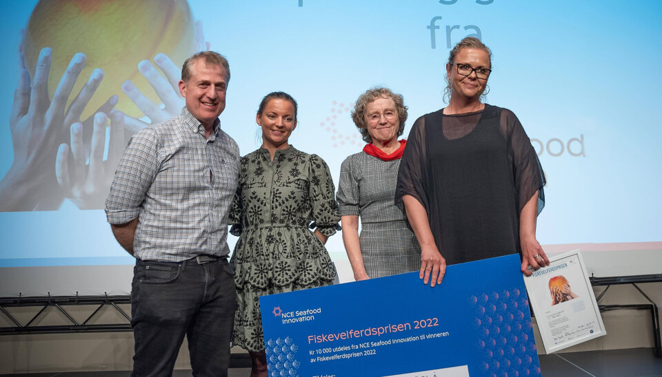 Her fra en tidligere utdeling av Fiskevelferdsprisen. På bildet sees f.v. Pål Mugaas
Jensen, Norsk Fiskeoppdrett/LandbasedAQ; Ewa Harasimczuk og Brit Tørud fra Veterinærinstituttet;
Stine Kolstø, regionleder vest i Åkerblå