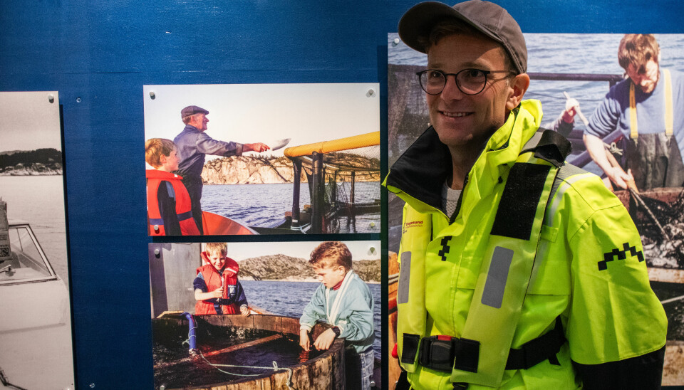 Daglig leder Svein Eivind Gilje, her foran bilder utstilt på visningsanlegget. Gutten nederst til venstre er han selv i yngre dager.