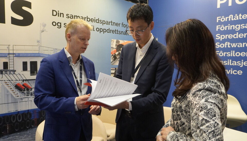 Harald Lien, daglig leder i Fluctus sammen med representanter fra Minze Longyangxia som går gjennom kontrakten før den signeres. Harald Lien, daglig leder i Fluctus sammen med representanter fra Minze Longyangxia som går gjennom kontrakten før den signeres.
