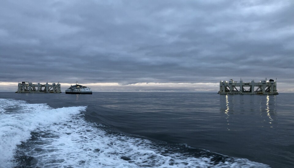 Arctic Offshore Farming er designet for værutsatte områder lenger fra kysten enn tradisjonelle anlegg. I tillegg er den nedsenkbar slik at de unngås lakselus i stor grad.