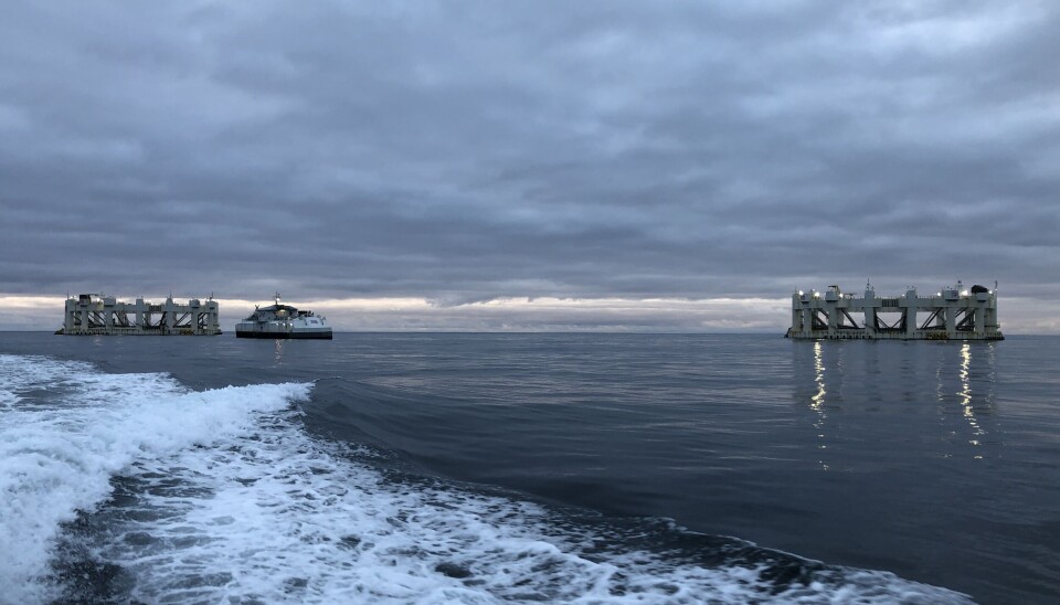 Arctic Offshore Farming er designet for værutsatte områder lenger fra kysten enn tradisjonelle anlegg. I tillegg er den nedsenkbar slik at de unngås lakselus i stor grad. Arctic Offshore Farming er designet for værutsatte områder lenger fra kysten enn tradisjonelle anlegg. I tillegg er den nedsenkbar slik at de unngås lakselus i stor grad.