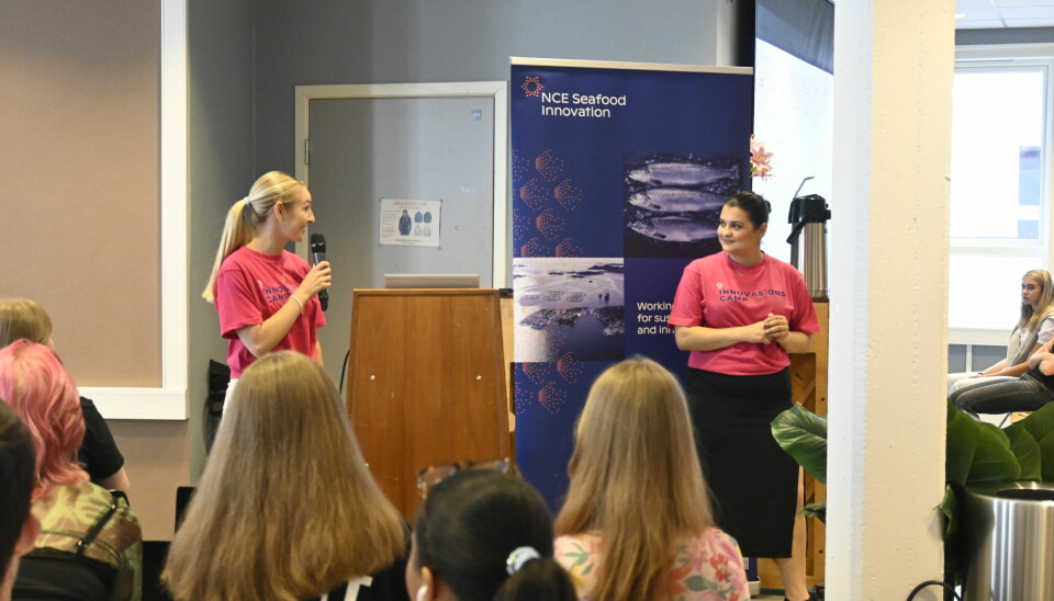 Karoline Aarebrot og Kara Kazm presenterer for elevene.