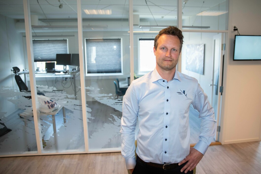 Daglig leder Kristian Botnen sier selskapet gjør mange grep for å holde lusenivåene lave. Foto: Lingalaks.