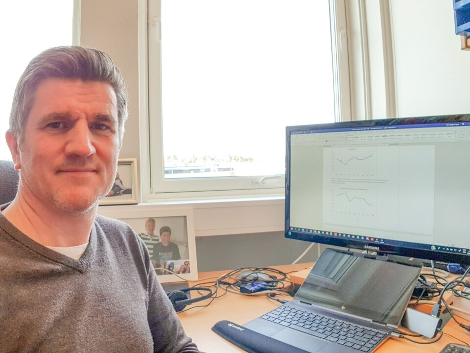 Professor Hans Magnus Gjøen sitter på statistikk over søkerne til akvakultur, og påpeker at omtrent femti av søkerne er norske. Foto: Hans Magnus Gjøen.