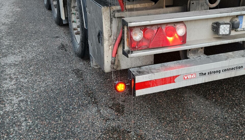 Fiskevann/fiskeblod fører til glatt veibane og griseri.