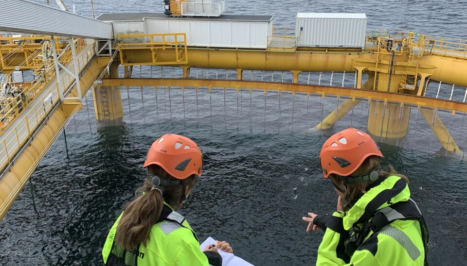 Camilla Lie og Madeleine Kiær på havmederen til Salmar.