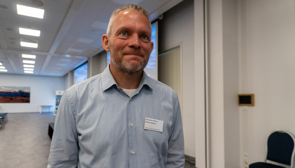 Simon Nesse Økland, kommunikasjonsansvarlig i Bremnes Seashore under fiskeri- og havbrukskonferansen i Måløy.