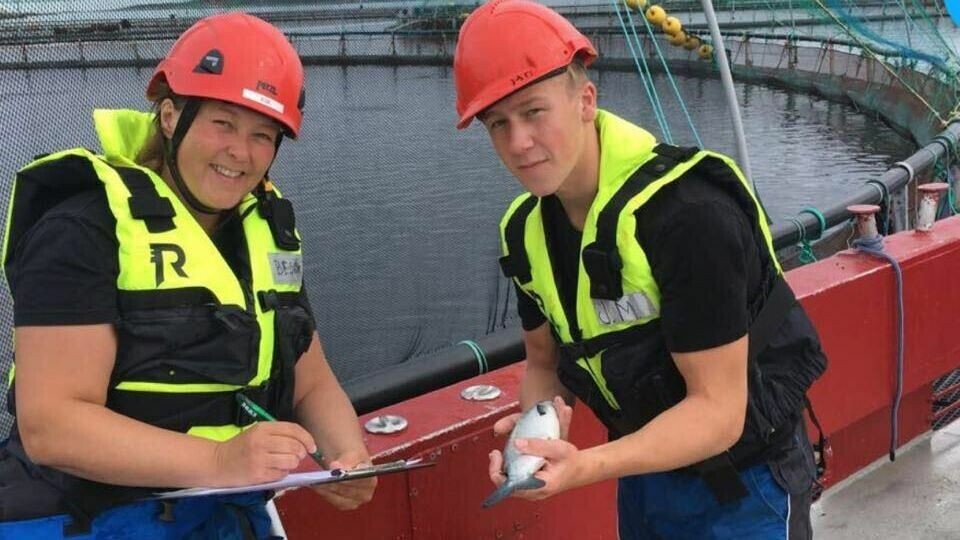 Her er Gøril Rasmussen i OFNT på besøk til Johan Mo, som er akvakulturlærling i oppdrettsselskapet SinkabergHansen. Foto: OFNT.