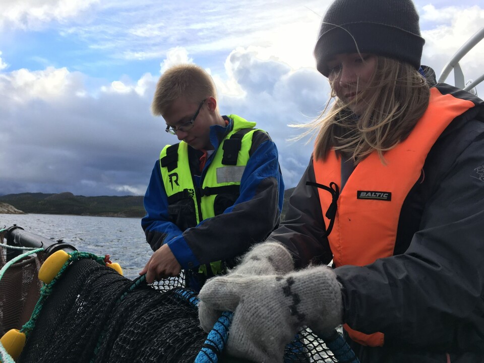 Marin jenteleir 2018. Lærling Sander Hestvik i full jobb med jenteleirdeltaker Eva Skillingstad. Foto: OFNT.