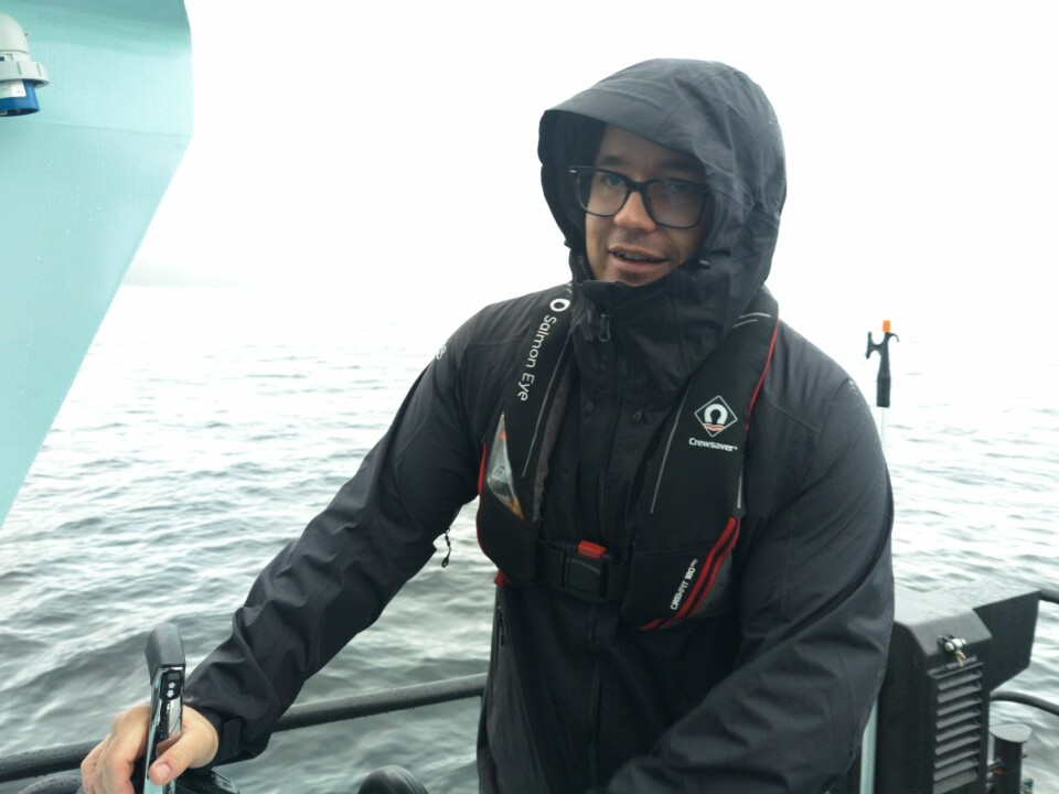 Sebastian Torjusen, daglig leder av visningssenteret «Salmon Eye» er ofte båtvert ut på visningssenteret og er godt vant til ruskevær.