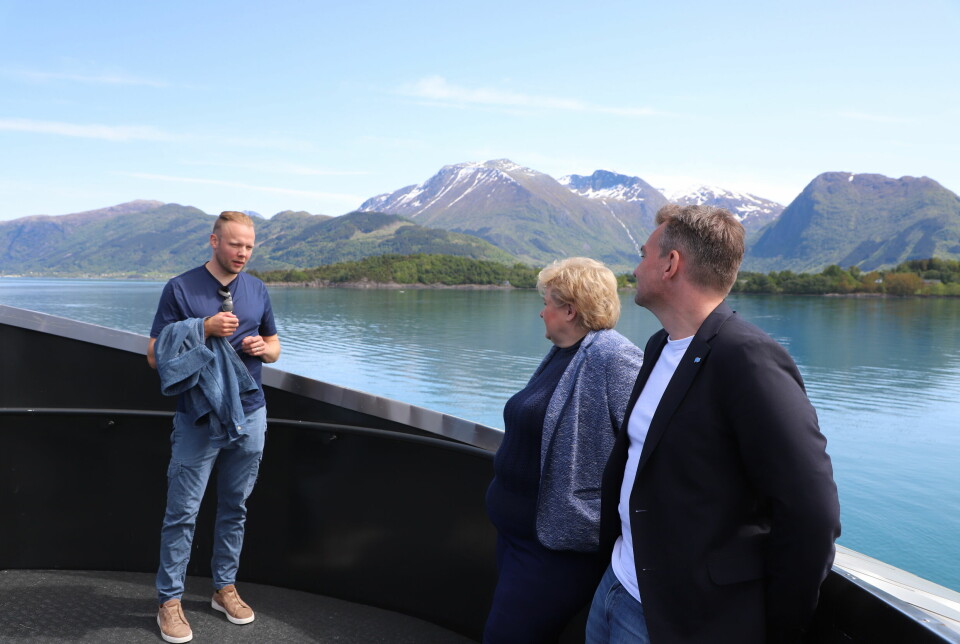 Sondre Eide sammen med politiker Erna Solberg på 'balkongen' til Salmon Eye som gir en fin utsikt over Hardangerfjorden og Rosendals fjella.