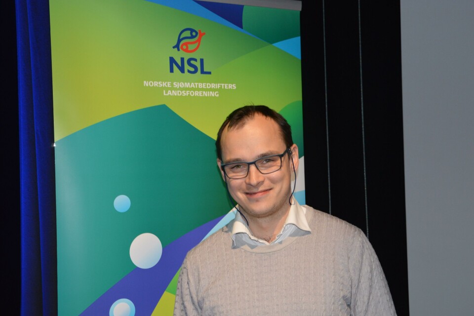 Stian Lernes, fagsjef oppdrett i NSL er fornøyd med Per Sandbergs trafikklys-nyhet der han sa at oppdretterne får lov å drive oppdrett i to produksjonsområder. Foto: Therese Soltveit. Stian Lernes, fagsjef oppdrett i NSL er fornøyd med Per Sandbergs trafikklys-nyhet der han sa at oppdretterne får lov å drive oppdrett i to produksjonsområder. Foto: Therese Soltveit.