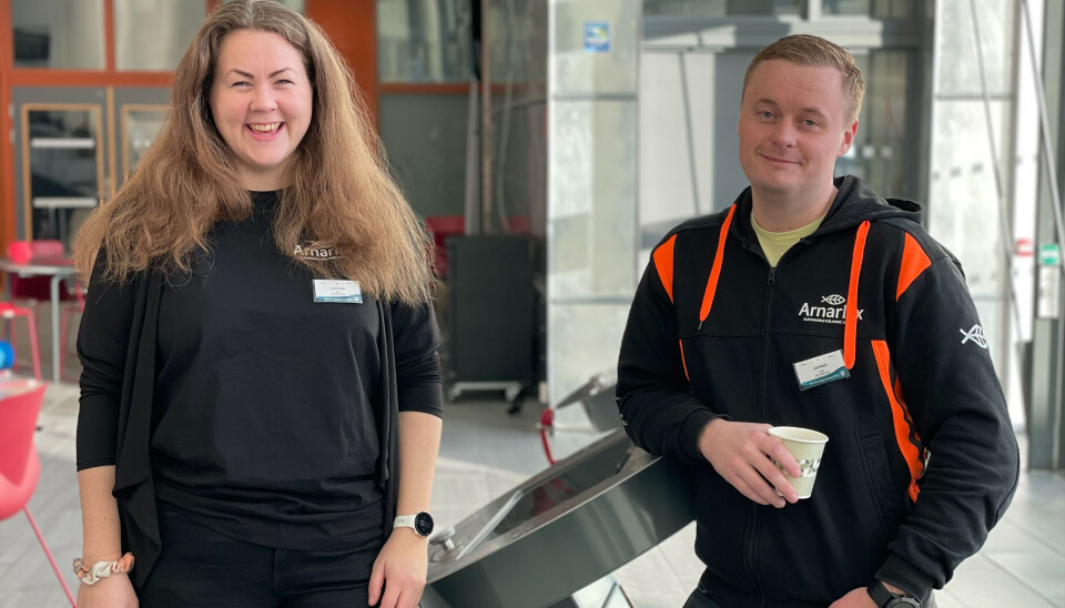 Johnny Indergård og Kristine Aarnes fra Arnarlax var på plass for å gi elevene en problemstilling fra næringen. Johnny Indergård og Kristine Aarnes fra Arnarlax var på plass for å gi elevene en problemstilling fra næringen.