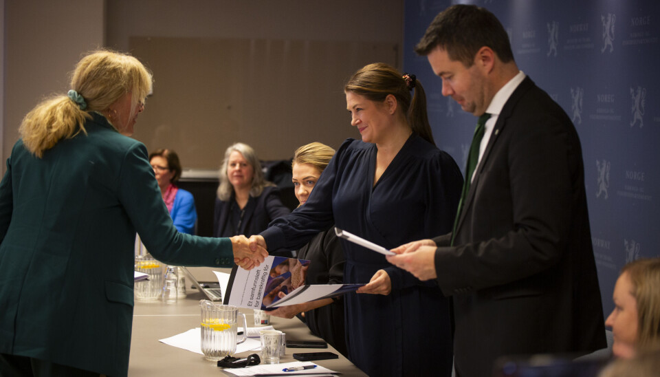 Fiskeri- og havminister Cecilie Myrseth, forskings- og høgare utdanningsminister Sandra Borch og landbruks- og matminister Geir Pollestad mottok mål for samfunnsoppdraget om berekraftig fôr. Fiskeri- og havminister Cecilie Myrseth, forskings- og høgare utdanningsminister Sandra Borch og landbruks- og matminister Geir Pollestad mottok mål for samfunnsoppdraget om berekraftig fôr.