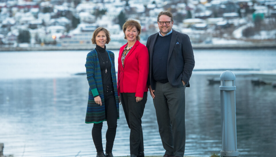 De tre instituttlederne signerte mandag denne uken en samarbeidsavtale som skal bidra til at næringslivet raskere får tilgang til ny kunnskap. Fra venstre Merete Kristiansen (Akvaplan-niva), Bente Torstensen (Nofima) og Pål Molander (NIVA).
