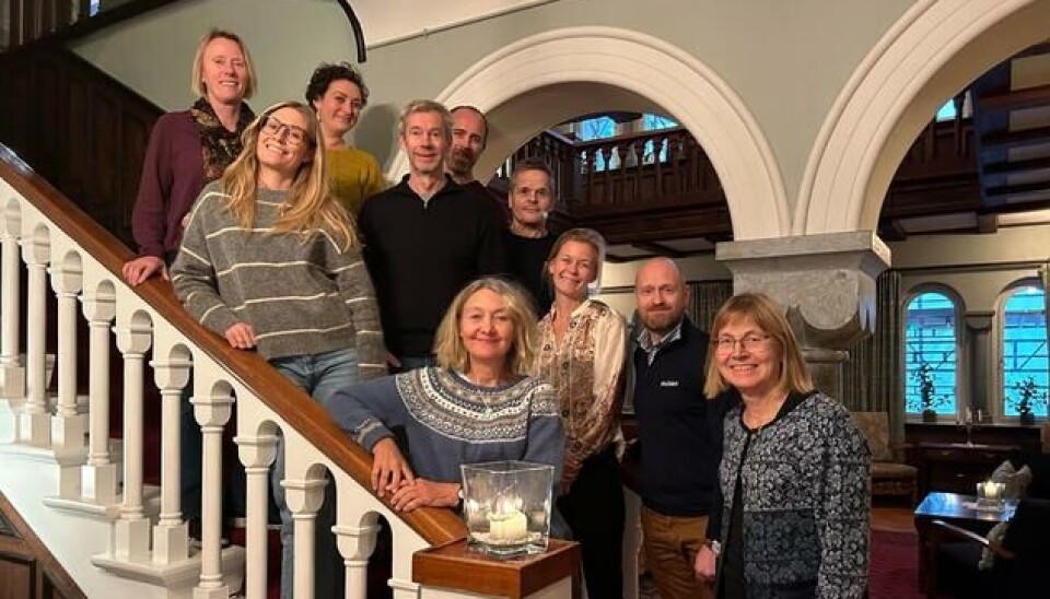 I LOCATION skal vi forske på bærekraftig forvaltning av kystarealene i Norge og undersøke sammenhengene mellom oppdrettslokaliteter og miljøstatus. I tillegg til vertskapet fra FNI var Vestland fylkeskommune, Alta kommune, Mattilsynet, Grieg Seafood og MOWI med på oppstartsmøtet.