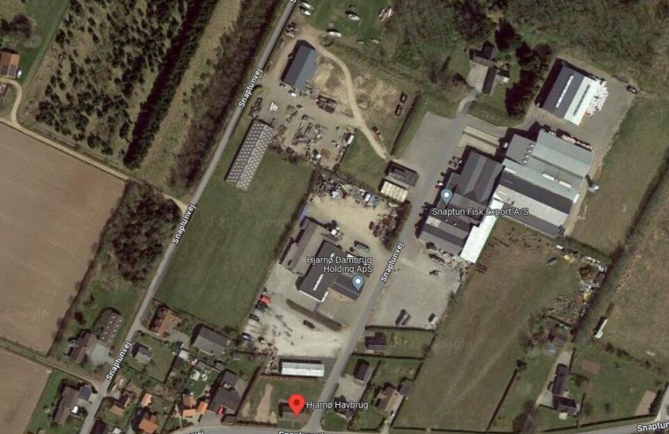 Hjarnø Havbrug holder til på østsiden av Sør-Jylland i Danmark. Nå kan de og Hundshage AS risikere å få et gigantkrav pluss en bot som vil svi, om påtalemyndigheten i Danmark får det som den vil.