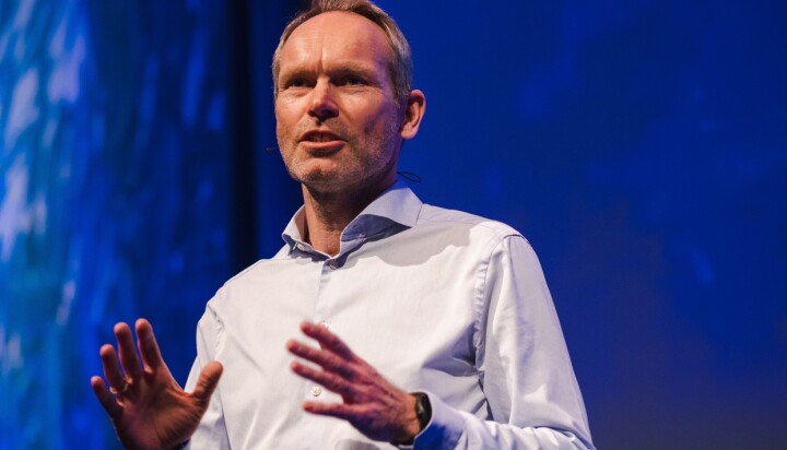 Geir Stang Hauge har bakgrunn fra blant annet panteautomater. I dag er det laks han må finne ut hvordan skal scannes og sorteres.