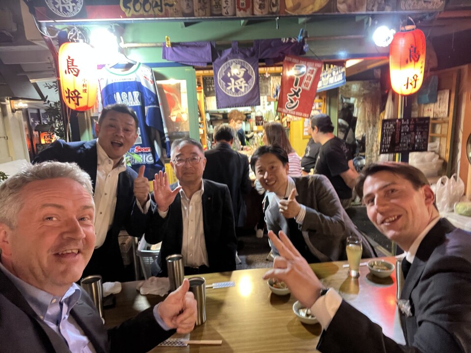 Johan Kvalheim t.v. trives godt som sjømatutsending for Japan og Sør-Korea. Her fra en lokal Izakaya.