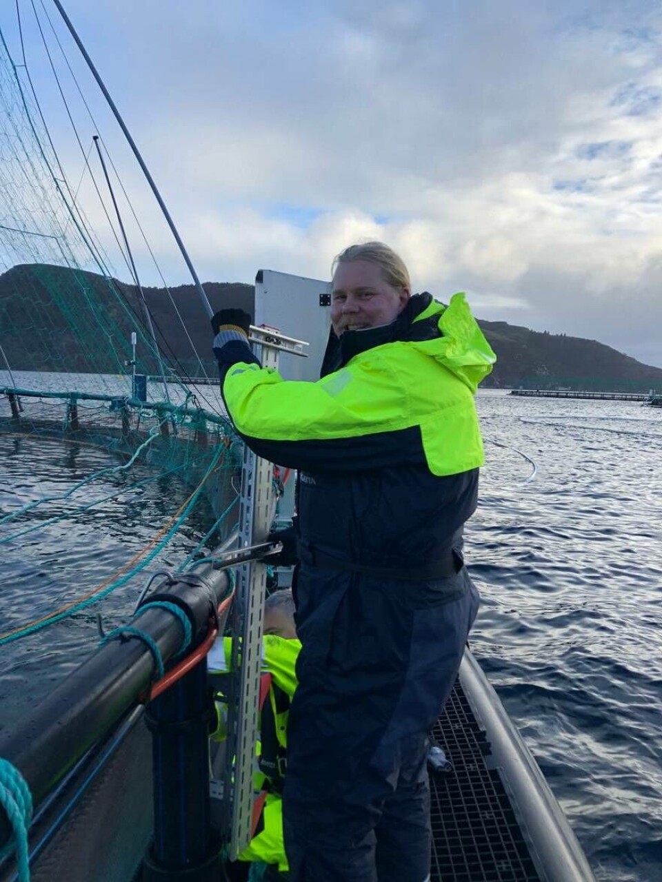 Utviklingsansvarlig i MSD Animal Health Ventures, Kim Levik kjører her tester i merd, der festebrakett for toppsiden til enheten installeres. Klikk for større bilde. Foto: MSD.