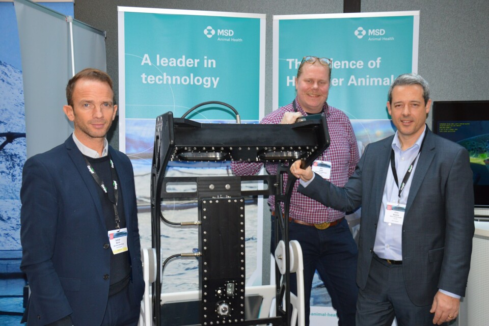 Dafydd Morris, general manager for MSD Animal Health Akva i Norge t.v, Kim Levik og Chris Beattie t.h fra MSD Animal Health Ventures viste Kyst.no deres nye teknologiprosjekt hvor de har utviklet en luseteller som de har jobbet med i flere år. Foto: Therese Soltveit.