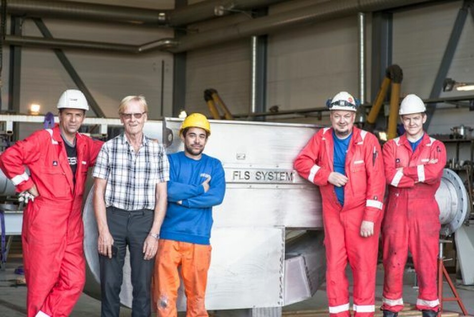 Den nye generasjonen FLS Avlusersystem gir total oppsamling av lus og lanseres under AguaNor i Trondheim. Dumitru Mustata (sveiser), Kristian Lillerud (daglig Leder), Tom Erik Ellefsen (sveiser), Dag Eirik Fevåg (sveiser) og Sølve Simonsen Olsen (lærling) er spent på mottakelsen av nyvinningen. Foto: FLS.