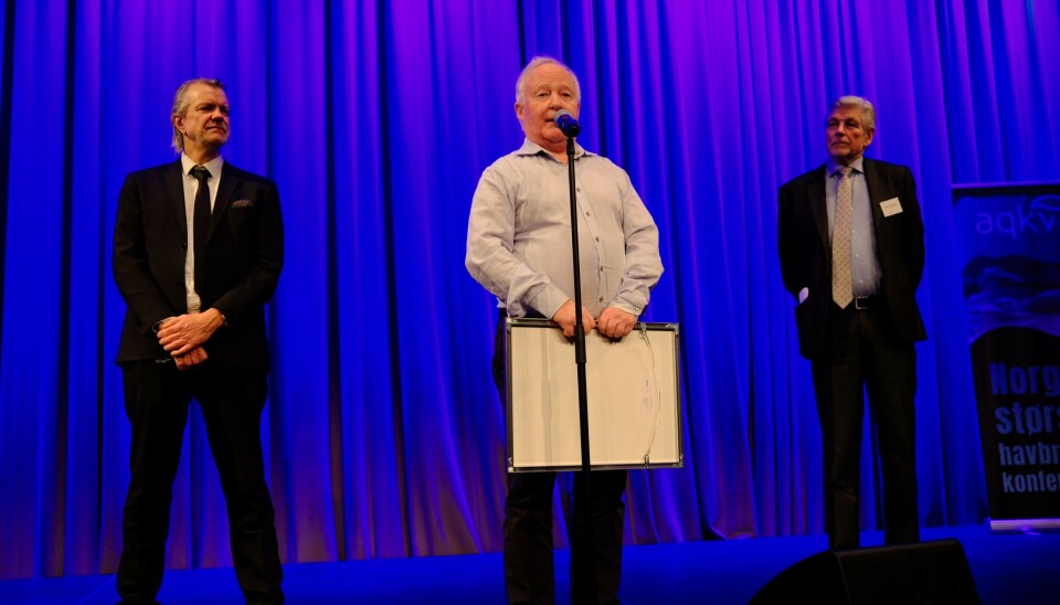 Geir Helge Johnsen er den fortjente vinnaren av årets Aqkva-pris 2024. Her saman med Alex Rosén og Hans Inge Algrøy.