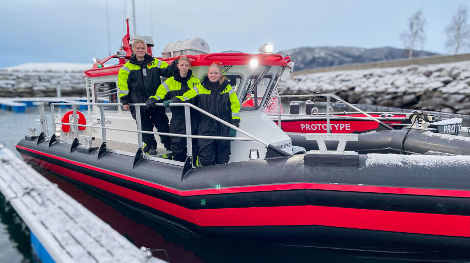 AKVA group inkluderer engasjerte lærlinger i produksjonen av sine Polarcirkelbåter, som de mener gir verdifull praktisk erfaring og fremmer læring.