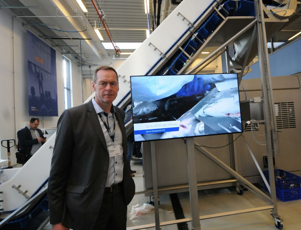 Åsmund Haga foran den nye hodekapperen. Foto: Pål Mugaas Jensen.