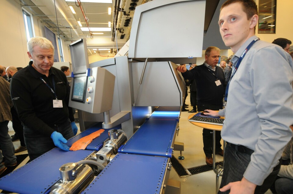 Martin Andersen fra Marel demonstrerer fargeskanneren. Foto:  Pål Mugaas Jensen