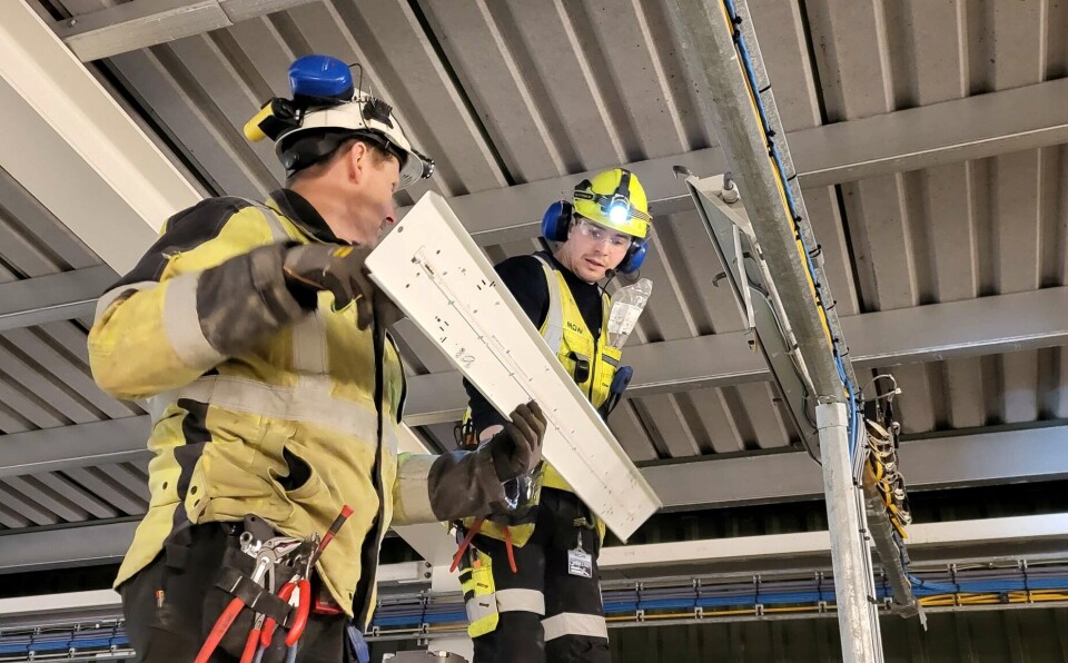 Glomax har installert nye led-lys på Mowi sin fôrfabrikk i Valsneset.