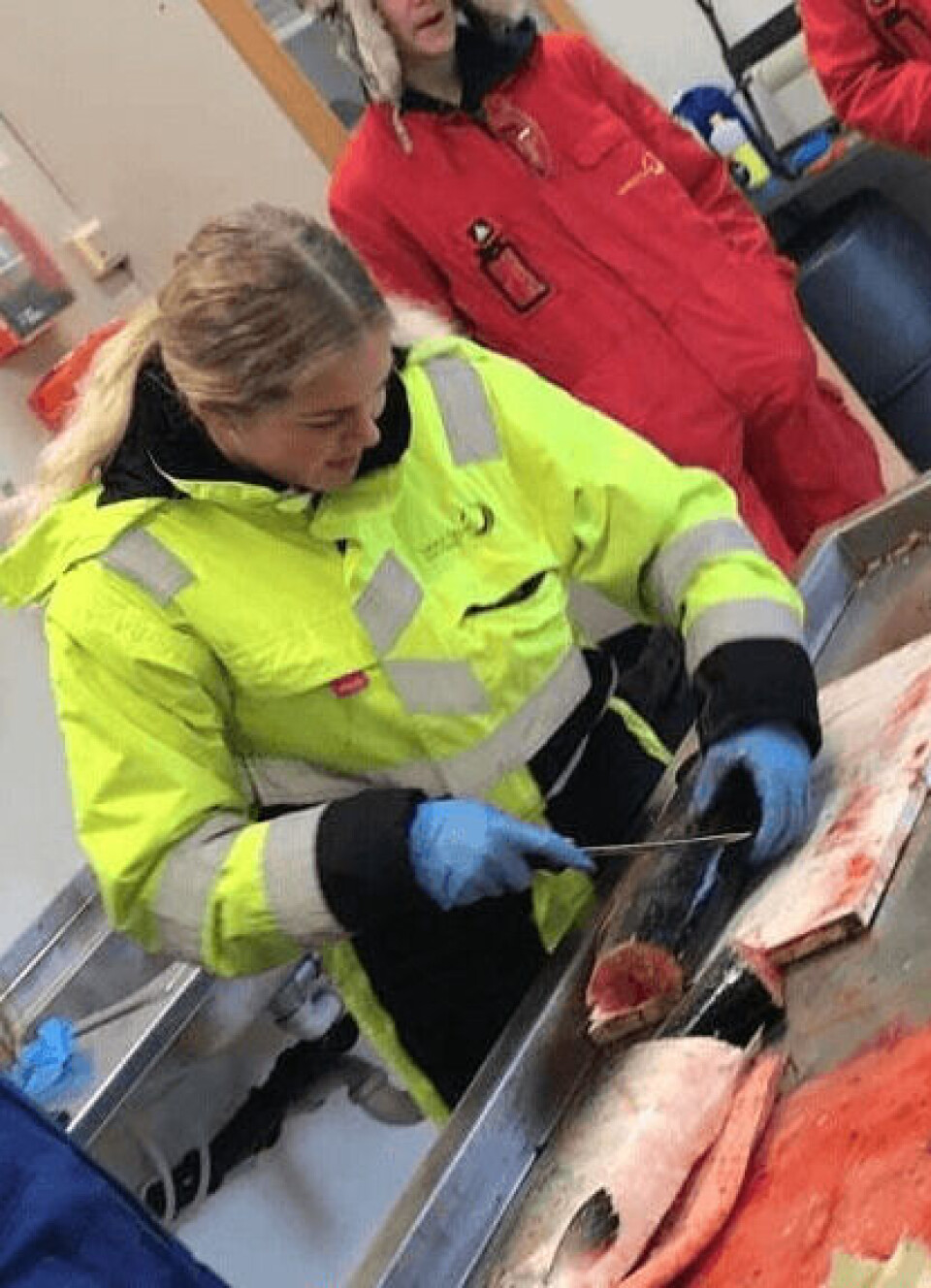 18-åringen gleder seg til å lære mest mulig og bli flink til praktiske ting på jobben. Foto: Emilsen Fisk AS.