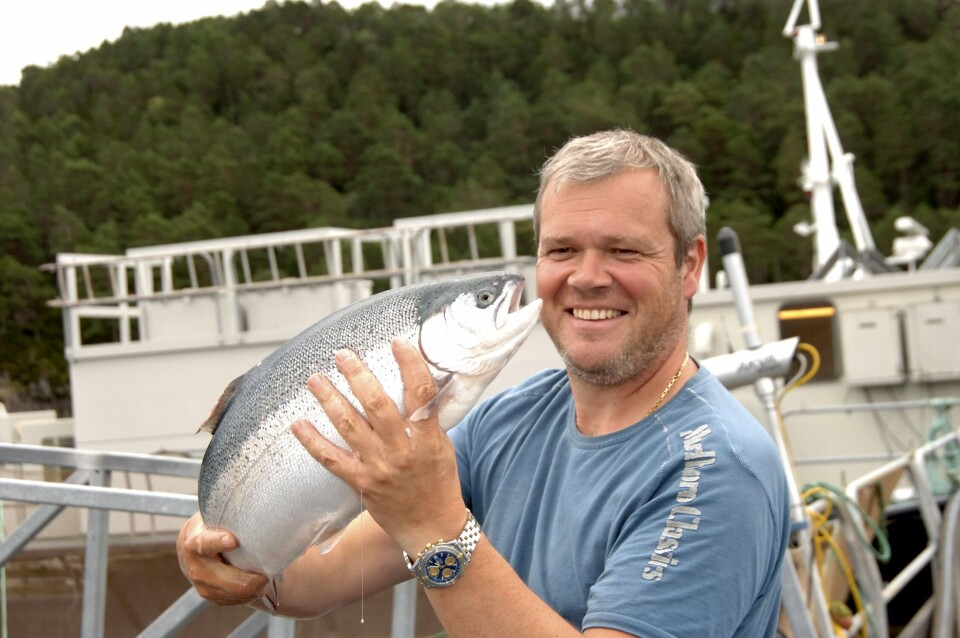 Alex Vassbotten med ørret. Foto: Steinvik Fiskefarm Alex Vassbotten med ørret. Foto: Steinvik Fiskefarm
